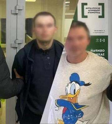 Ударили ногой в спину: двое мужчин ограбили и обворовали военного в Киеве