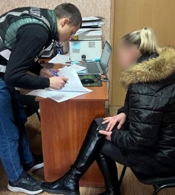 Била та змушувала жити в туалеті. Киянка отримала підозру у катуванні дев'ятирічного сина