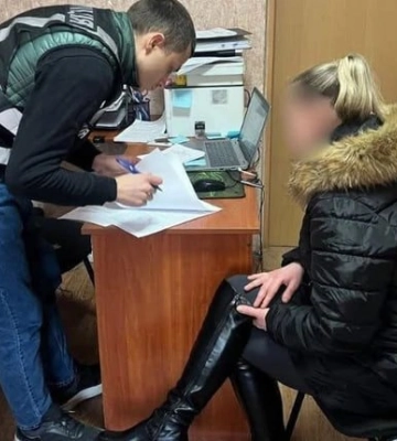 Била, звʼязувала, роздягала і різала: у Києві матері вручили підозру в катуванні 9-річного сина