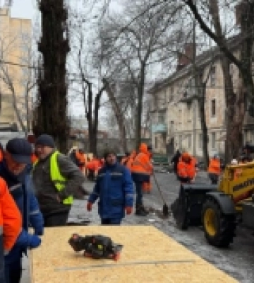 270 комунальників і 24 одиниці спецтехніки задіяно для ліквідації наслідків обстрілу Одеси