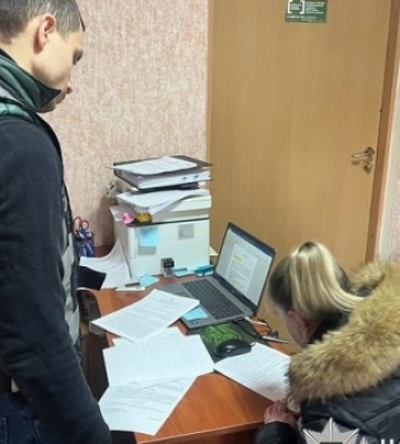 Зачиняла в туалеті, зв’язувала й била: у Києві жінку підозрюють у катуванні 9-річного сина