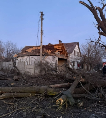 Масовані обстріли Донеччини: за добу пошкоджено десятки будівель, є загиблі та поранені (Відео)