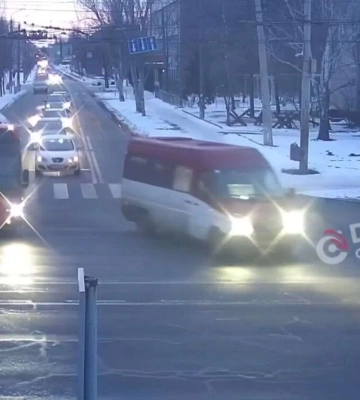 У Дніпрі на Слобожанському ВАЗ в'їхав у маршрутку: відео моменту ДТП