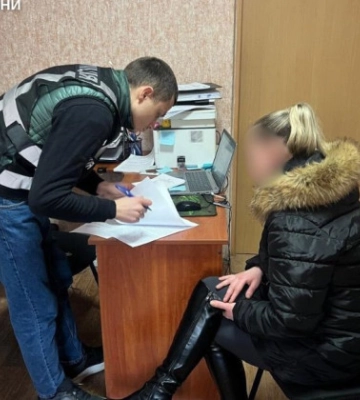 Замикала в туалеті та бажала смерті: у Києві матір підозрюють у катуванні сина