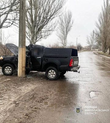 В Миколаєві Toyota Hilux врізалась у стовп, водій загинув