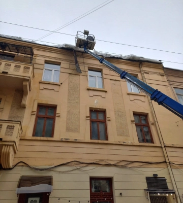 У Львові через комунальників сніг пошкодив автомобіль
