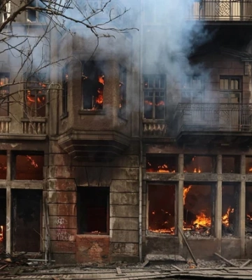 Внаслідок ранкового обстрілу у Херсоні загинула жінка