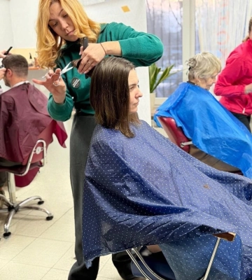 Безкоштовна стрижка як терапія у Дніпрі: історія переселенки з Донеччини