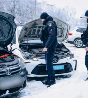 Патрульні Рівненщини щодня допомагають водіям у складних дорожніх ситуаціях