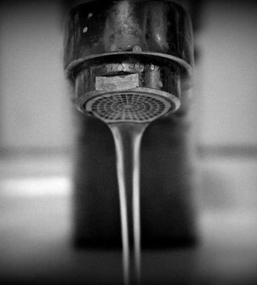 В Киеве ограничили подачу горячей воды для восстановления отопления