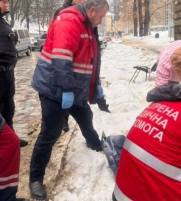 У центрі Львова брила льоду з даху впала на 16-річного хлопця