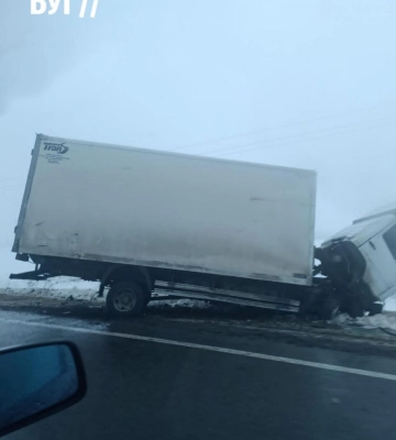 На Волині водій вантажівки виїхав на зустрічну та зіткнувся з Jaguar, від удару легковик злетів у кювет