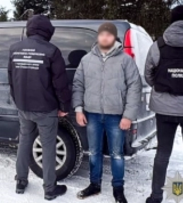 Підозрюють у сприянні виїзду чоловіків за кордон: на Рівненщині затримали таксиста