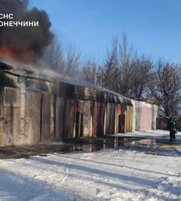 Горіли гаражі: рятувальники на Донеччині ліквідували чотири пожежі 