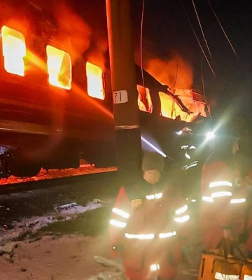 На Харьковщине спасатели гасят пораженный русскими поезд 