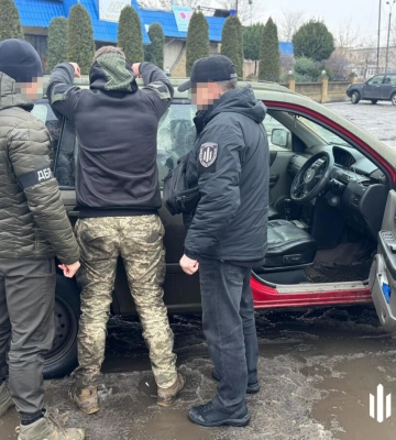Вдома знайшли понад пів тисячі дронів. На Донеччині викрили військового, який продав ПЗРК та намагався збути кулемети