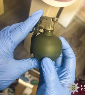 На Рівненщині 32-річний чоловік зберігав у готельному номері гранату