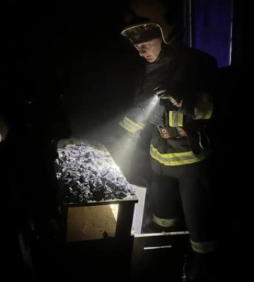 Нічна пожежа на Ужгородщині: вогнеборці врятували від знищення трактори та майстерню (ФОТО)
