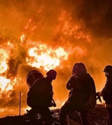 На Київщині через ворожу атаку – пожежа в багатоповерхівці, мешканців евакуюють