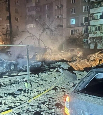 росіяни вдарили по двору багатоповерхівки в Запоріжжі: пошкоджено понад 100 квартир та 20 авто