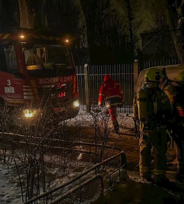 У Києві уламки БпЛА впали на проїжджу частину дороги і дах нежитлової будівлі