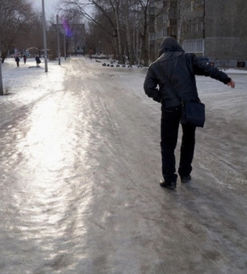 У Полтаві містян попереджають про небезпечну ожеледицю на дорогах
