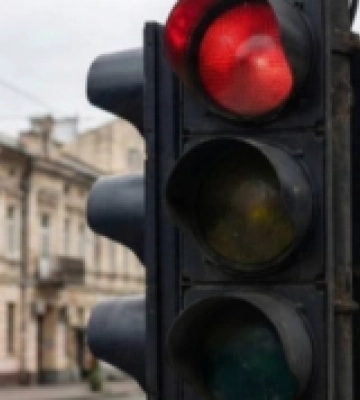 Ще на одному перехресті в Одесі запроваджено «червоний для всіх» під час хвилини мовчання