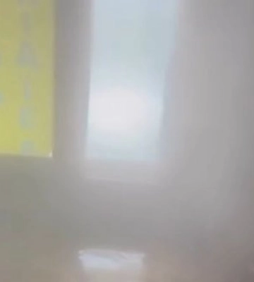 "Тепла немає, зате пішла вода": у київській багатоповерхівці через прорив труби затопило під’їзд. ВIДЕО