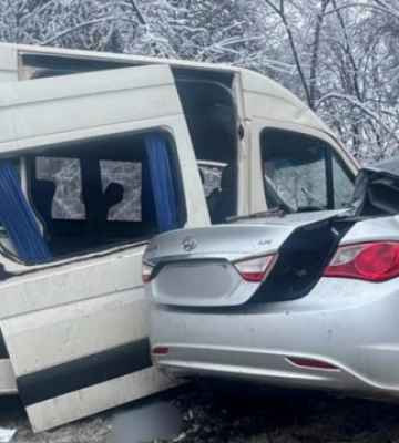 На Київщині зіткнулись легковик та маршрутка, двоє людей загинули, семеро постраждали