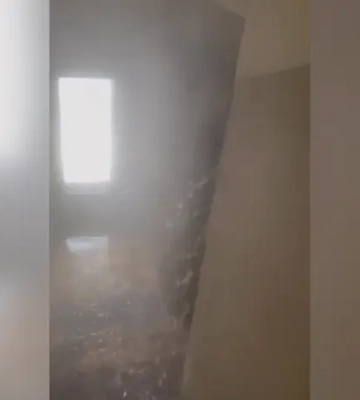 У будинку нардепа Сергія Рудика прорвало мережу: гаряча вода залила сходову (відео)