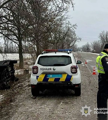 На Первомайщині позашляховик злетів з крижаної дороги: травмувався водій