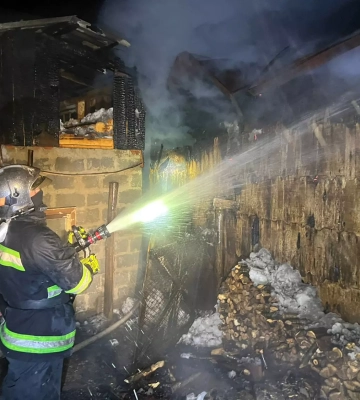 Рятувальники Хустщини запобігли поширенню полум’я на житловий будинок та надвірну споруду
