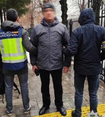 У Луцьку затримали ексспівробітника поліції Іспанії, який понад десять років перебував у розшуку за тяжкі злочини. ФОТОрепортаж
