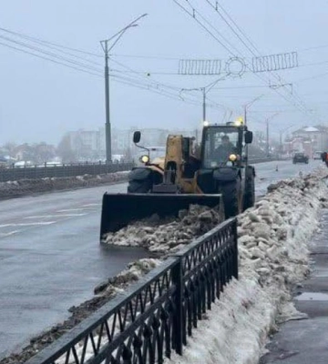 Рівному комунальники розчищають тротуари, зупинки та шляхопровід на Соборній