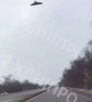 «Шахед» пролетел над автомобилями на трассе возле Днепра — видео