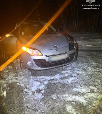 Унаслідок ДТП автівка знесла опору в Черкасах (ФОТО)