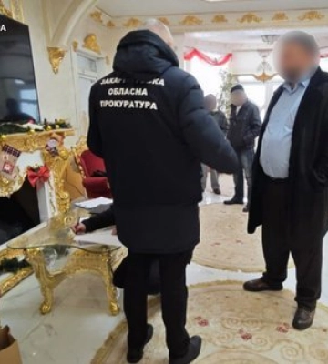 Приховав у декларації мільйони та елітні авто: депутата Берегівської райради взяли під варту