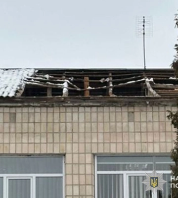 На Тернопільщині під вагою снігу обвалився дах ліцею, фото