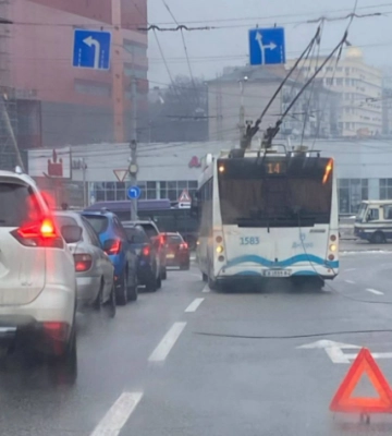 Стоїть увесь міст: у Дніпрі паралізувало рух транспорту