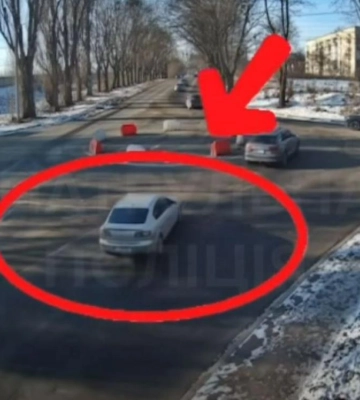 У Рівному водій Mazda створив аварійну ситуацію на кільці (ВІДЕО)