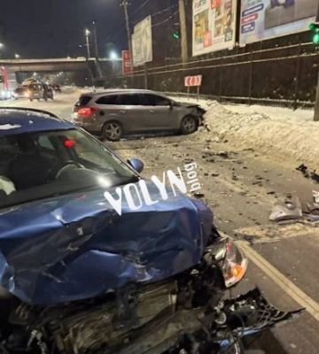 Розтрощені авто: у Луцьку сталася ДТП на Карпенка-Карого