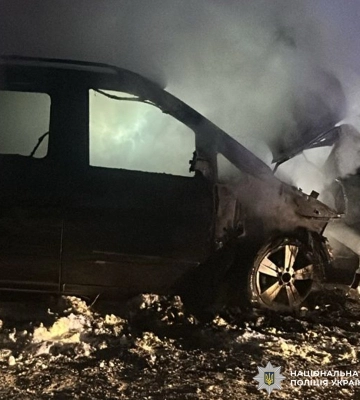 У Чернівцях поліцейські затримали зловмисника, який підпалив мікроавтобус