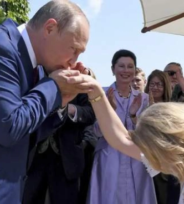 В Австрии требуют лишить гражданства скандальную главу МИД, которая танцевала с Путиным, –СМИ