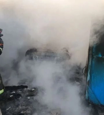 В селе под Мелитополем сгорел гараж вместе с автомобилем 