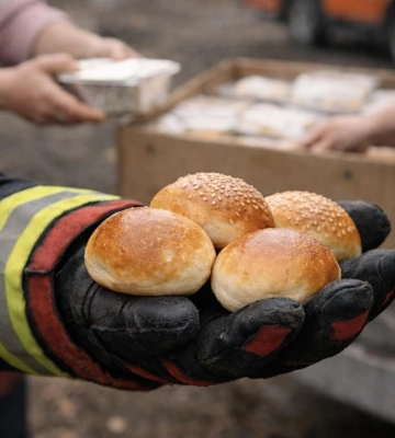 У Бродах після пожежі від обстрілу мешканці готували їжу, щоб підтримати рятувальників