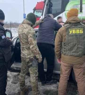 З Рівненщини до Закарпаття: двох чоловіків підозрюють у незаконному переправленні людей через кордон