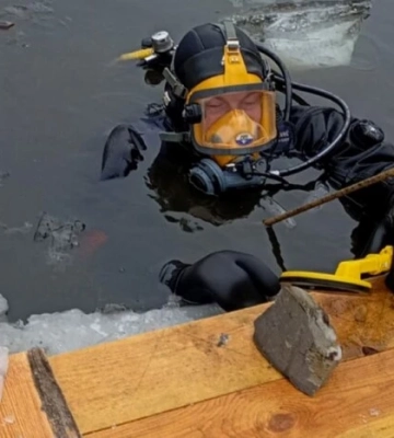 На Київщині водолази дістали з озера вибухонебезпечний предмет