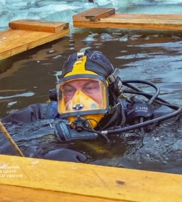На Київщині водолази ДСНС знайшли у воді уламок БпЛА з 1,5 кг вибухівки