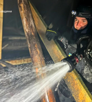 Нічний удар по адміністративній будівлі на Харківщині: спалахнула пожежа