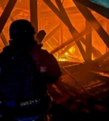 Атака дрона на Харківщині: пошкоджено адміністративну будівлю, виникла пожежа